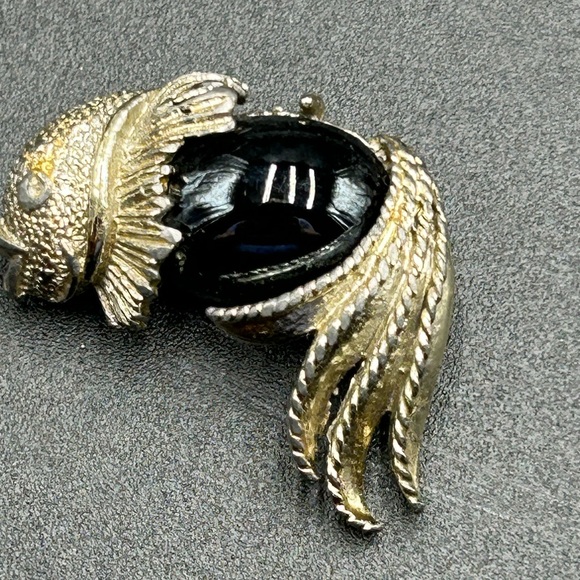 Fish brooch gold tone with black stone - Picture 3 of 4